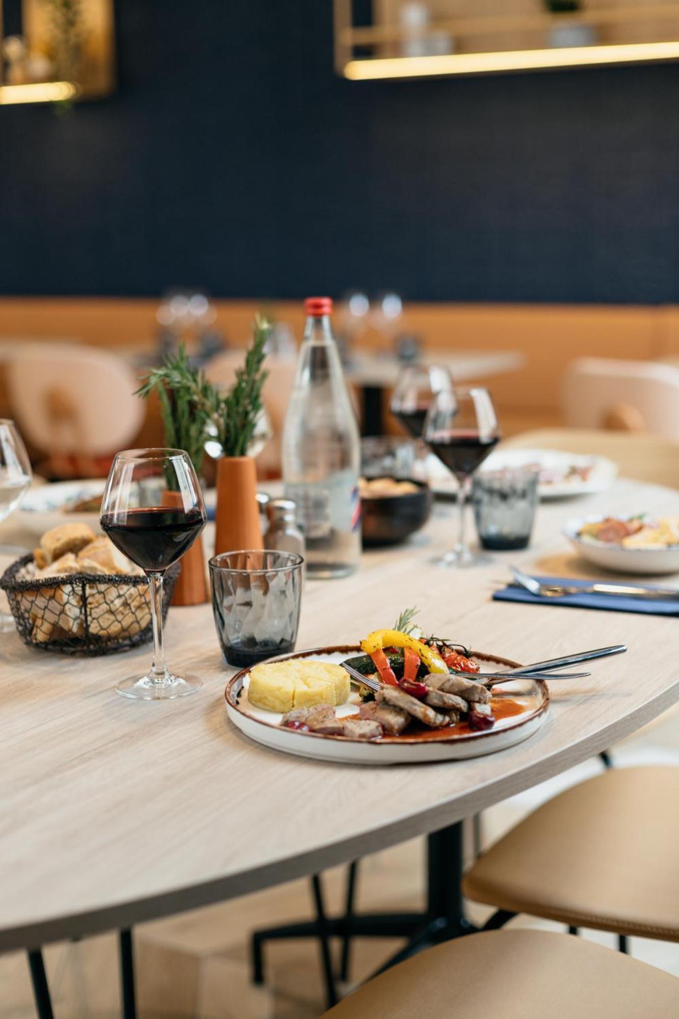 Kyriad Centre - Restaurant Moze Hotel 3*
